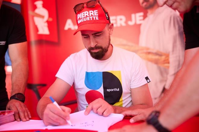 Najviac času Petrovi Saganovi v sobotu popoludní zabralo podpisovanie kartičiek, čiapok či tričiek. Vrátil sa k tomu niekoľkokrát a zistil, že aj po kariére má na Slovensku stále veľa fanúšikov.