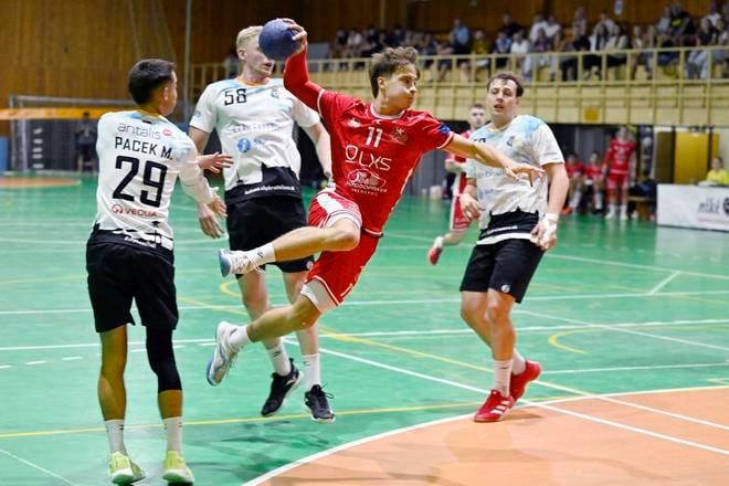 Na snímke s loptou Ján Kristián Krok (MŠK Považská Bystrica) strieľa na bránu počas zápasu 4. kola Niké Handbal Extraligy ŠKP Bratislava - MŠK Považská Bystrica.