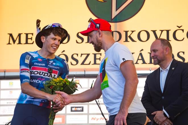Legenda a možná budúca hviezda. Peter Sagan blahoželá mužovi v klobúku Paulovi Magnierovi k historickému štvrtému víťazstvu za sebou v etapách na Okolo Slovenska.