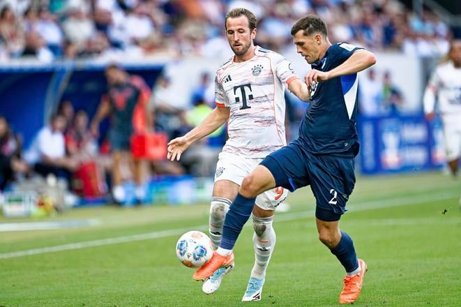 Harry Kane z Bayernu (vľavo) a Robin Hranáč z Hoffenheimu.