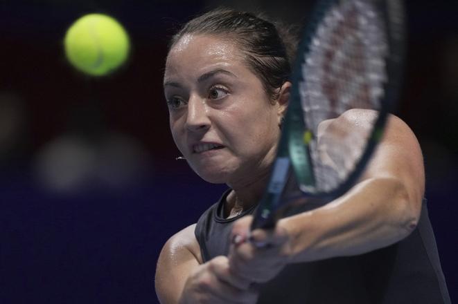 Talianska tenistka Elisabetta Cocciarettová odvracia úder Američanky Emmy Navarrovej.