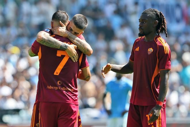 Futbalista AS Rím Lorenzo Pellegrini (7) sa teší so spoluhráčmi z gólu v mestskom derby 4. kola talianskej Serie A Lazio Rím - AS Rím.
