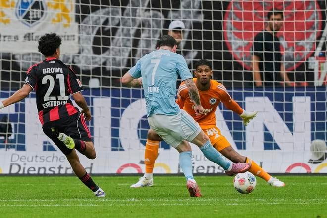 Oliver Burke sa v zápase proti Frankfurtu blysol hetrikom.