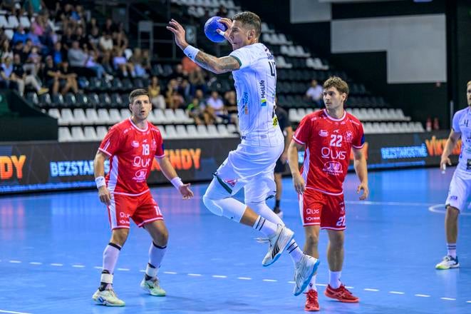 Na snímke uprostred Lukáš Urban (Prešov) strieľa počas zápasu 2. kola Niké handball extraligy Tatran Prešov - MŠK Považská Bystrica v Prešove