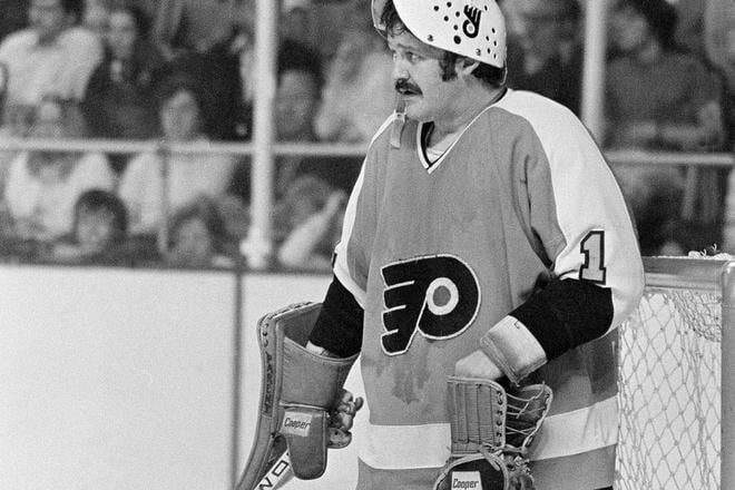 Na archívnej snímke brankár Philadelpfie Flyers Bernie Parent počas finálového zápasu play-off o Stanlyeho pohár v zámorskej NHL Buffalo Sabres - Philadelphia Flyers v Buffale.