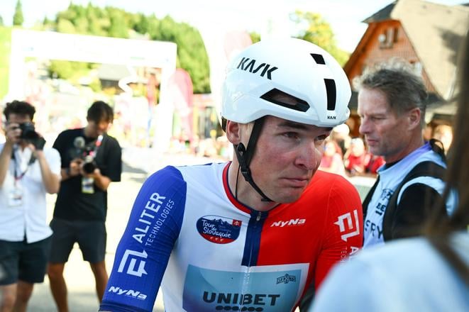 Únava sa zračí z tváre Lukáša Kubiša po záverečnej etape na Okolo Slovenska 2025. Najlepší Slovák obsadil celkové 6. miesto.