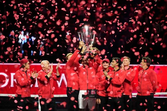 Taylor Fritz z Tímu sveta zdvíha trofej pre víťaza Laver Cupu,