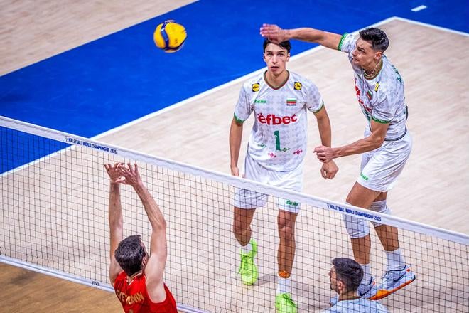Smeč bulharských volejbalistov v zápase proti Portugalsku.