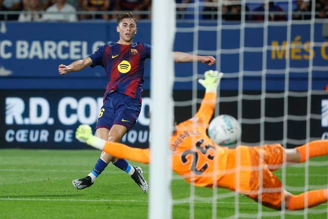 Hráč Barcelony Fermin Lopez strieľa úvodný gól zápasu do siete Valencie