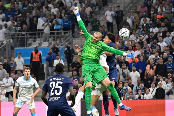 KK55 Marseille - Brankár Lucas Chevalier (uprostred) z PSG v akcii počas dohrávky 5. kola francúzskej Ligue 1 Olympique Marseille - PSG.