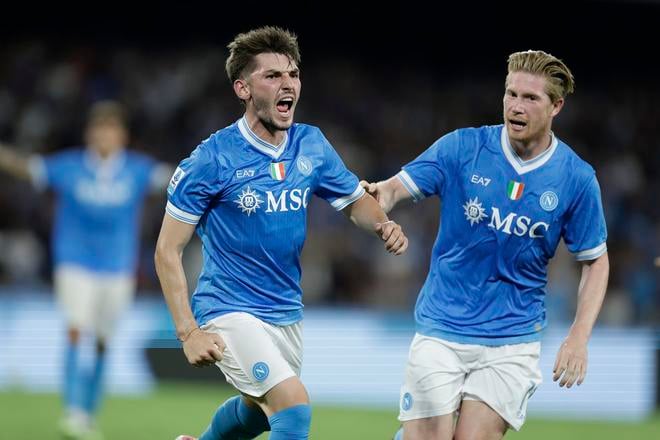 Hráč Neapola Billy Gilmour (vľavo) sa raduje z gólu so spoluhráčom Kevinom De Bruynem.