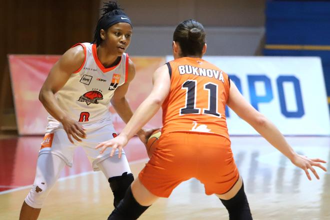 Kyra Lambertová (vľavo) v drese Banskej Bystrice.