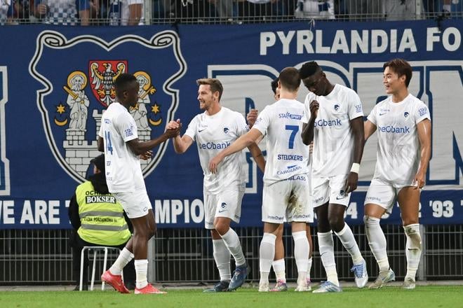 Radosť slovenského reprezentanta Patrika Hrošovského (druhý zľava) po góle do siete Lechu Poznaň v play-off Európskej ligy.