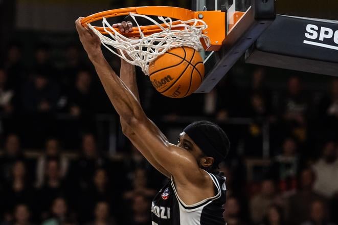 Na archívnej snímke hráč Prievidze Keith Bynard Jordan Jr. skóruje.