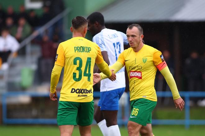 Miroslav Káčer (vpravo) a Lukáš Prokop sa postarali o druhý gól Žilinčanov.