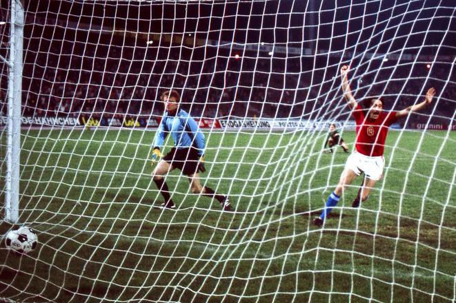 Ikonický moment finále ME 1976 – Antonín Panenka prekonáva západonemeckého brankára Seppa Maiera.