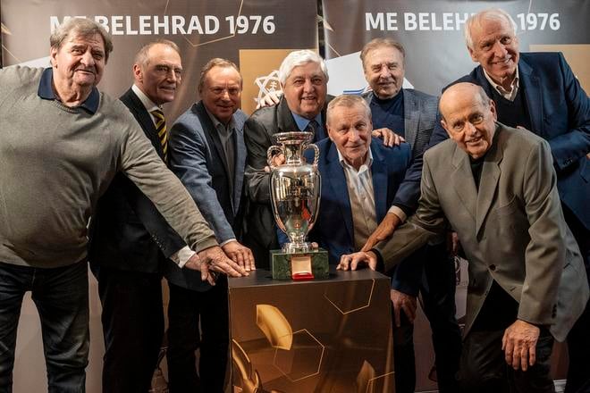 V priestoroch Slávy siene slovenského futbalu na pôde SFZ je od februára 2024 replika slávnej trofeje. Pózuje pri nej časť z tých, ktorí sa zaslúžili o zisk tej originálnej – zľava Jozef Čapkovič, Ladislav Jurkemik, Ján Švehlík, Karol Dobiaš, Ján Pivarník, Ladislav Petráš (nastupoval v kvalifikácii), Alexander Vencel st. a Dušan Galis.