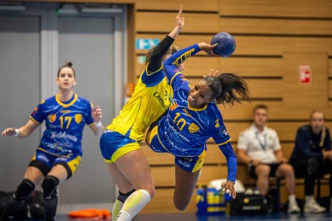 Tvrdosť michalovskej obrany v šlágri 3. kola MOL ligy žien okúsila aj hádzanárka domáceho HC DAC Dunajská Streda Valeria Policarpová Santosová.