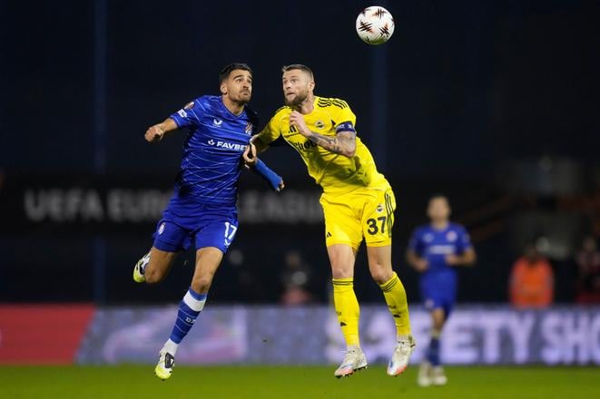 Milan Škriniar vo vzdušnom súboji s domácim útočníkom Sandrom Kulenovičom.