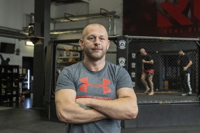 Štyridsaťpäťročný „krstný otec“ slovenského MMA Ilja Škondrič sa postará o hlavný zápas turnaja RFA 24 v Bratislave.