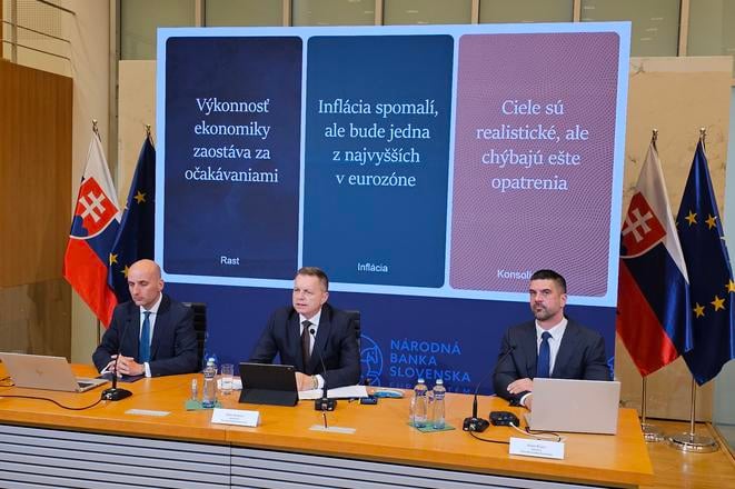 From left, NBS Executive Director Michal Horváth, NBS Governor Peter Kažimír and NBS spokesperson Peter Majer.