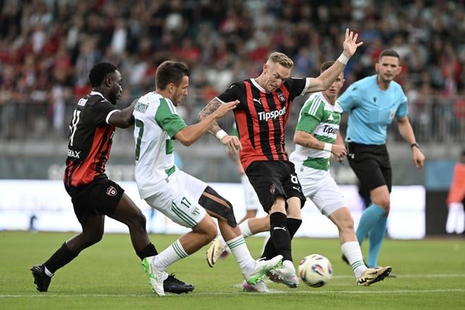 Na snímke zľava hráč Trnavy Philip Azango, hráč Skalice Petr Pudhorocký, hráč Trnavy Roman Procházka a hráč Skalice Damián Bariš počas zápasu 7. kola futbalovej Niké ligy medzi MFK Skalica - FC Spartak Trnava v sobotu 13. septembra 2025 v Skalici.