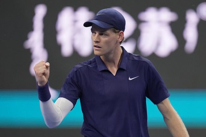 Taliansky tenista Jannik Sinner sa teší po zisku úvodného setu v zápase mužskej dvojhry proti Chorvátovi Marinovi Čiličovi na turnaji ATP 1000 v Pekingu vo štvrtok 25. septembra 2025.