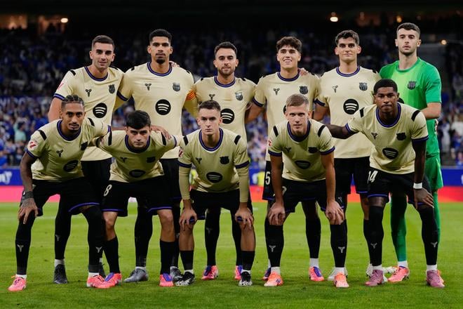 Základná jedenástka FC Barcelony pózuje pred zápasom 6. kola španielskej La Ligy Real Oviedo - FC Barcelona v Oviedu 25. septembra 2025.