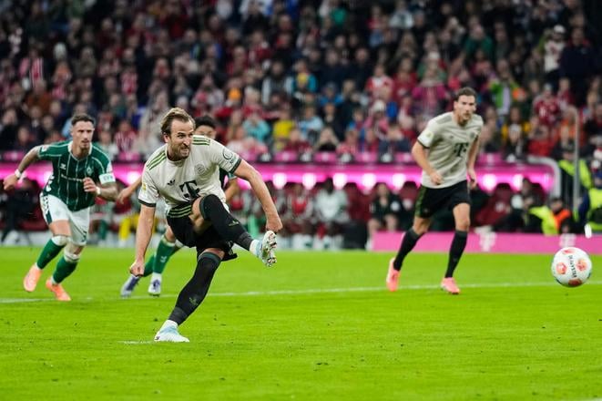 Harry Kane strieľa druhý gól proti Werderu Brémy z pokutového kopu.