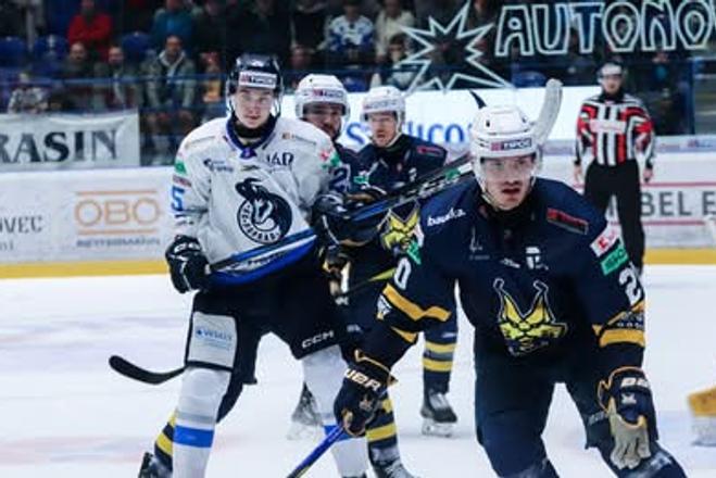 Prvé spišské derby v novej sezóne sa skončilo víťazstvom hokejistov Spišskej Novej Vsi na ľade Popradu 2:1.