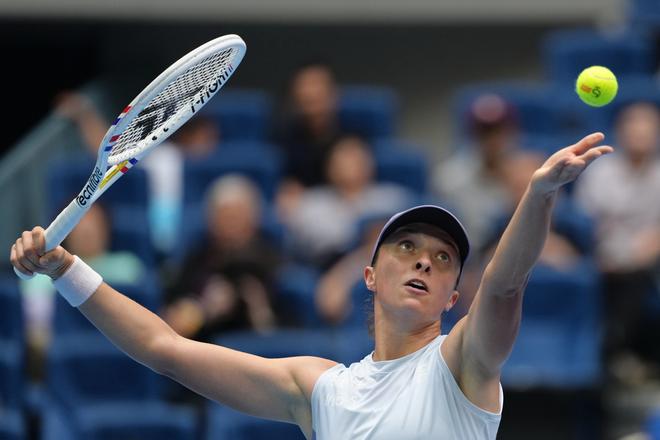 Iga Swiateková na podaní v zápase proti Číňanke Jüan Jüe v 2. kole ženskej dvojhry na turnaji WTA v Pekingu.