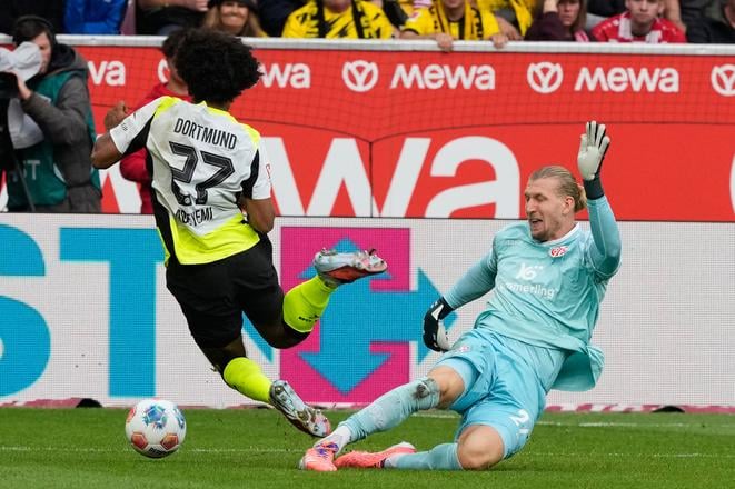 Brankár Mainzu Robin Zentner (vpravo).