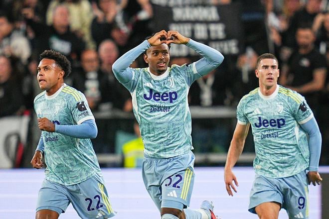 Juan Cabal z Juventusu oslavuje po strelení gólu.