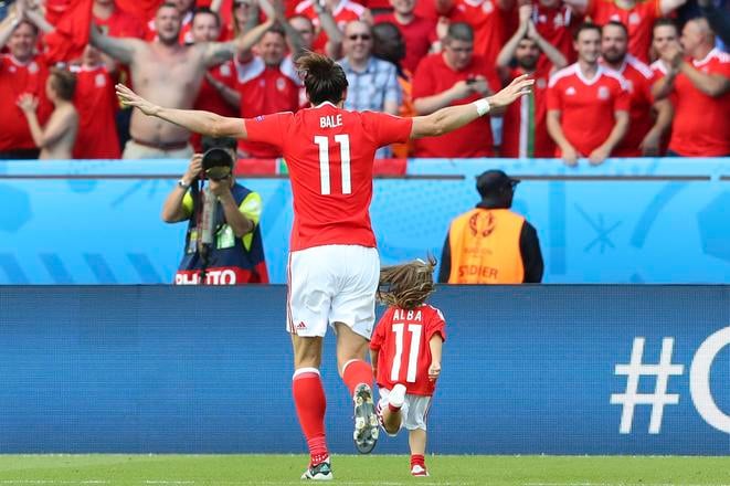 Archívna fotografia - Hráč Walesu Gareth Bale so svojou dcérkou Albou (vpravo).