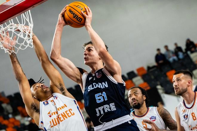 Slovanista Maroš Golian (s loptou) v obkľúčení lučeneckej defenzívy.