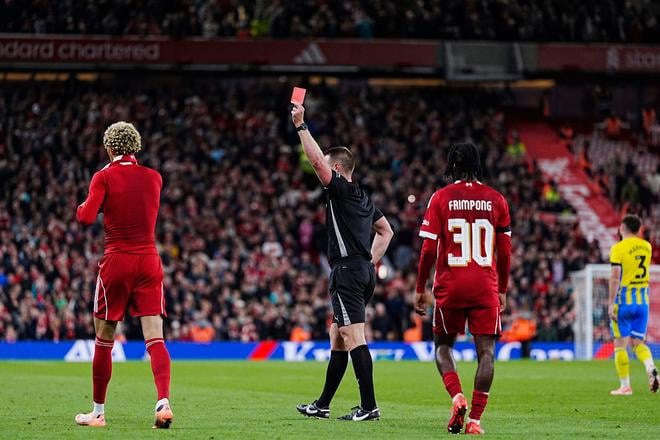 Futbalista Liverpoolu Hugo Ekitike dostáva červenú kartu po tom, ako si dal dole dres počas zápasu o anglický Ligový pohár FC Liverpool - FC Southampton.