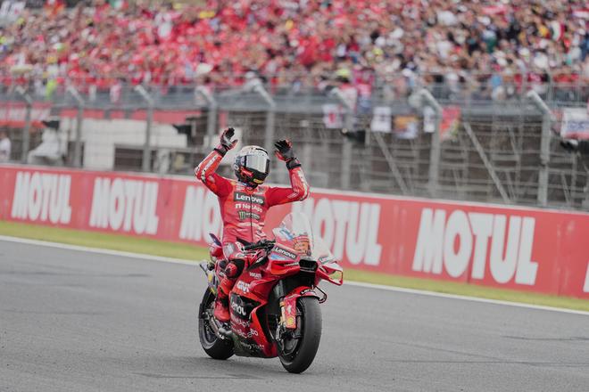 Marc Marquez z tímu Ducati Lenovo oslavuje v Japonsku siedmy titul majstra sveta.