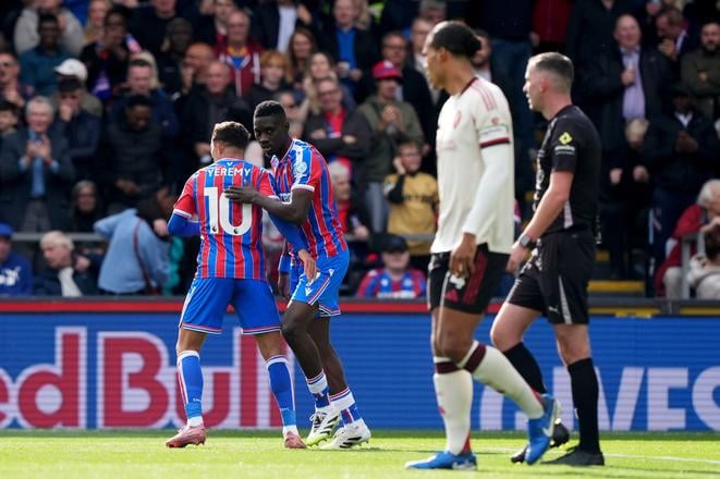 Hráči Crystal Palace sa tešia z gólu proti Liverpoolu.