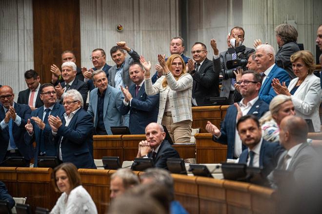 Smer MPs give themselves standing ovation after they passed Fico's constitutional amendment.