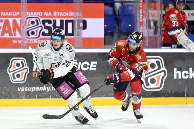 Košičan Peter Repčík (vľavo) a Zvolenčan Michal Beňo (Zvolen) v súboji o puk.