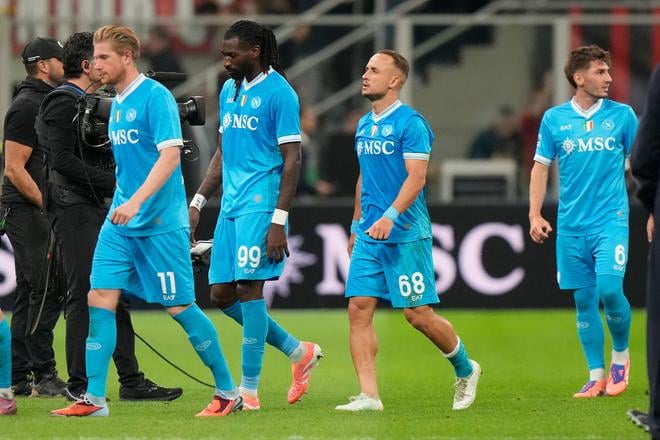 Zľava: Kevin De Bruyne, Andre-Frank Zambo Anguissa, Stanislav Lobotka a Billy Gilmour.