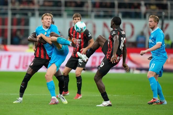 Momentka zo šlágra 5. kola Serie A medzi AC Miláno a SSC Neapol.