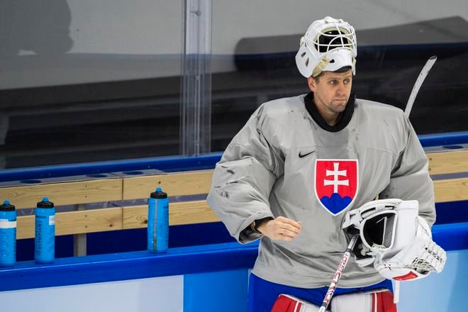 Na snímke slovenský hokejový reprezentant Branislav Konrád počas tréningu slovenskej hokejovej reprezentácie na zimných olympijských hrách ZOH 2022 v Pekingu.