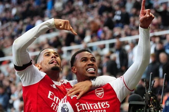 Gabriel (vpravo) z Arsenalu Londýn sa teší z gólu v zápase 6. kola anglickej Premier League Newcastle United - FC Arsenal.