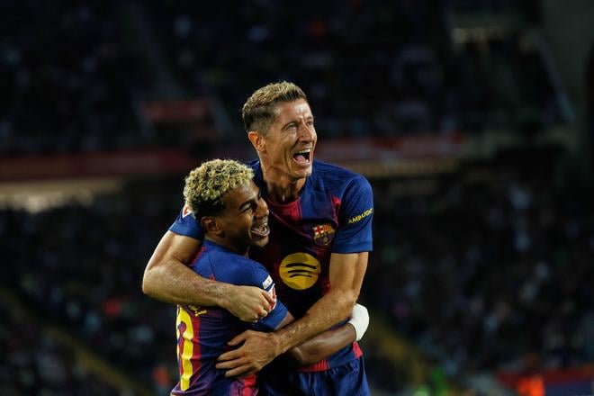 Radosť hráčov FC Barcelona - na snímke Robert Lewandowski (hore) a Lamine Yamal.