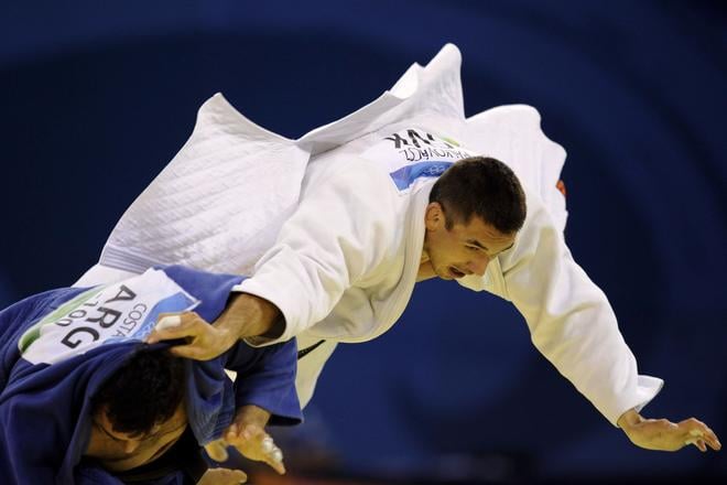 Na snímke v bielom Zoltán Pálkovács (SVK) bojuje s Eduardom Costom (ARG) v džude do 100 kg. na XXIX. OH v Pekingu 14. augusta 2008. FOTO TASR - Pavel Neubauer
