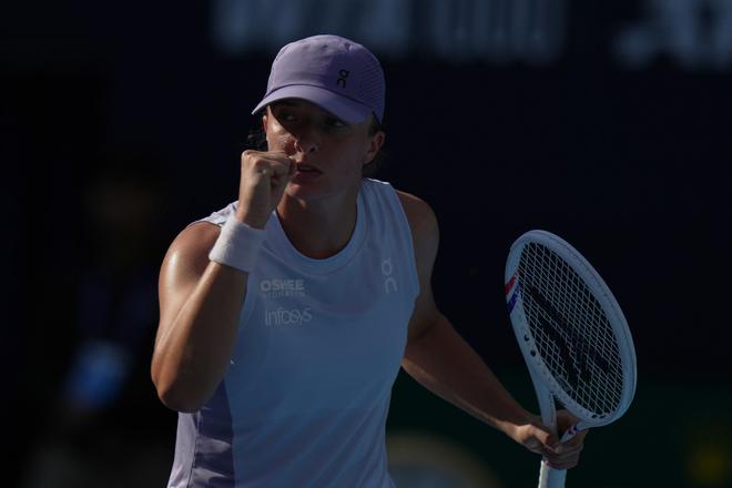 Iga Swiateková sa teší zo zisku fiftínu v zápase 3. kola ženskej dvojhry proti Camile Osoriovej z Kolumbie na turnaji WTA v Pekingu.