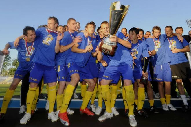 Takto sa kapitán Košíc Peter Bašista (s pohárom) tešil zo zisku Slovnaft Cupu. Vedľa neho stojí vľavo Nemanja Matič.