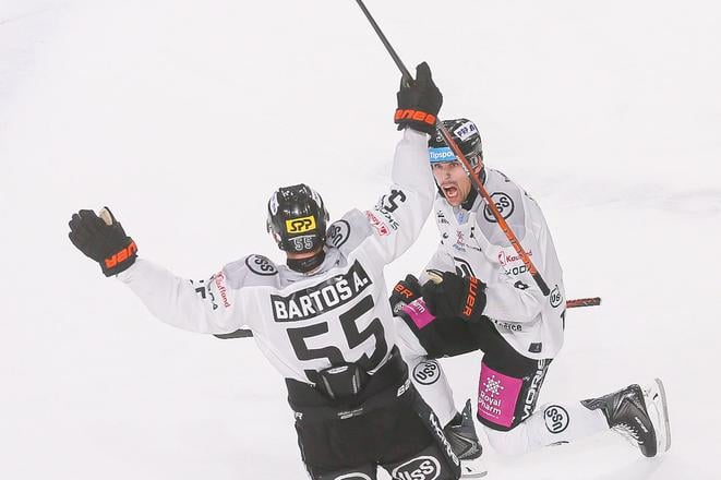 Šimon Petráš sa teší spolu s Antonínom Bartošom po vyrovnávajúcom góle do siete Zvolena.