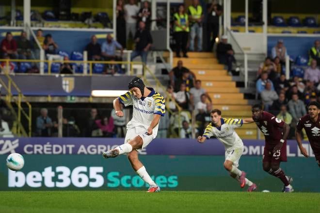 Mateo Pellegrino strieľa úvodný gól Turína v zápase talianskej Serie A Parma Calcio - FC Turín v Parme.